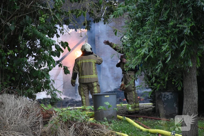 Uitslaande brand in rietgedekte woning