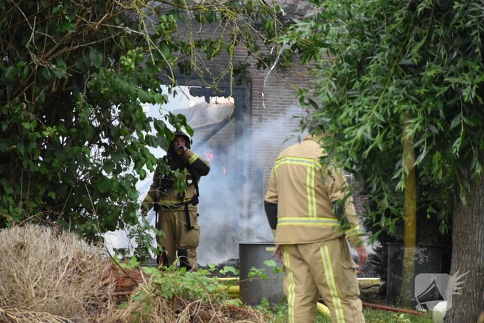 Uitslaande brand in rietgedekte woning
