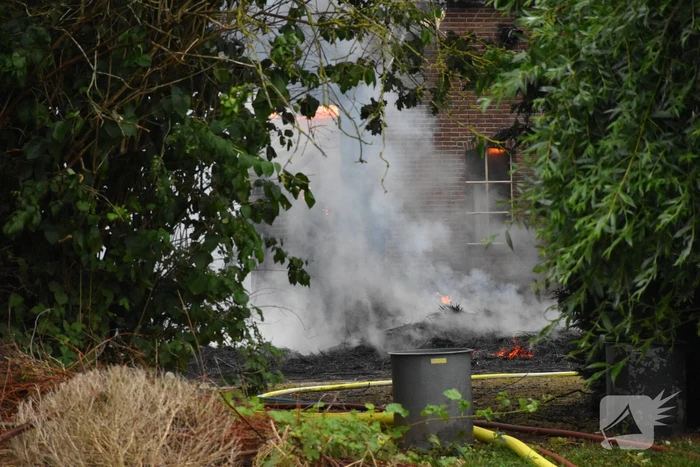 Uitslaande brand in rietgedekte woning