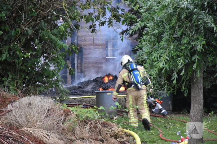 Uitslaande brand in rietgedekte woning
