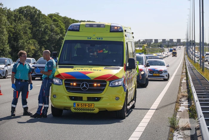 Flinke file door botsing op snelweg