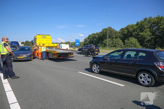 Flinke file door botsing op snelweg