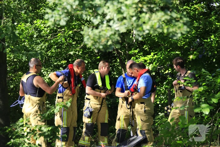 Brandweer haalt fiets en verkeersbord uit water
