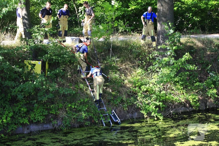 Brandweer haalt fiets en verkeersbord uit water