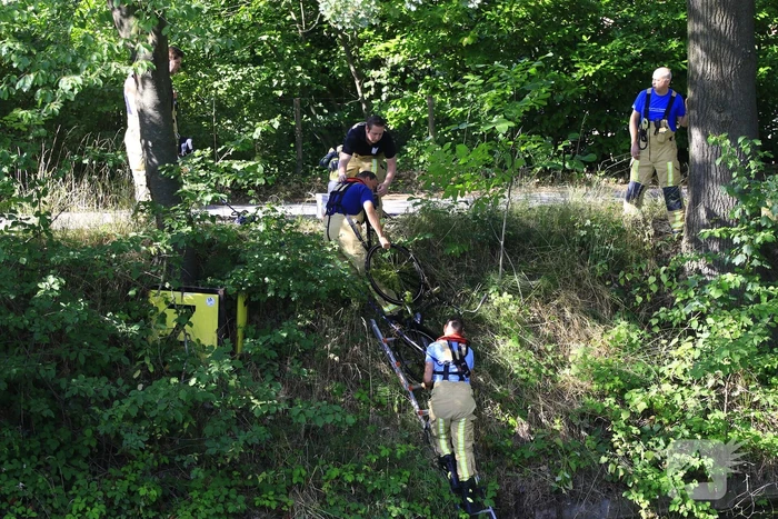 Brandweer haalt fiets en verkeersbord uit water