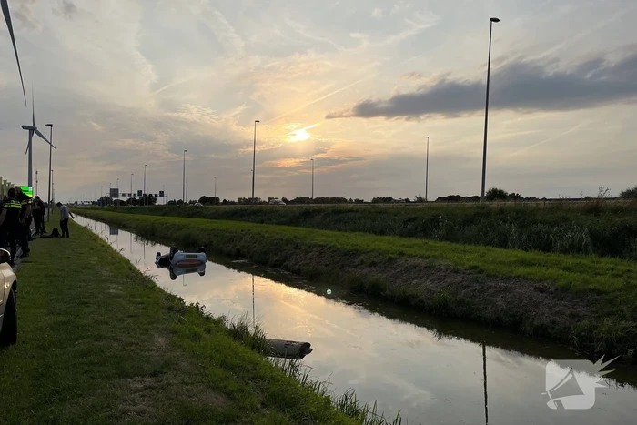 Auto belandt ondersteboven in sloot