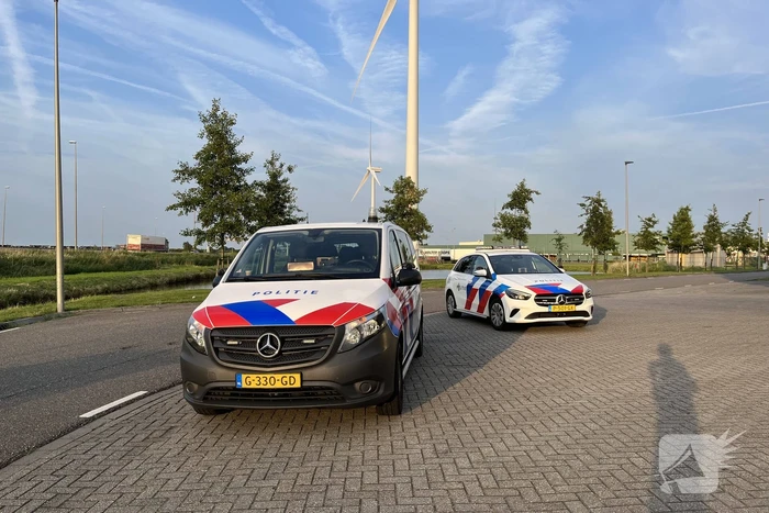 Auto belandt ondersteboven in sloot