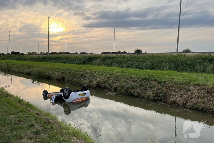 Auto belandt ondersteboven in sloot