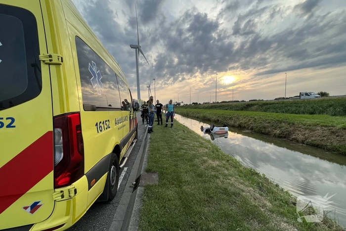 Auto belandt ondersteboven in sloot