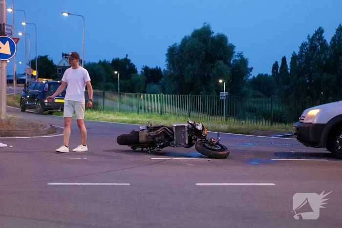 Motorrijder zwaargewond na zware botsing