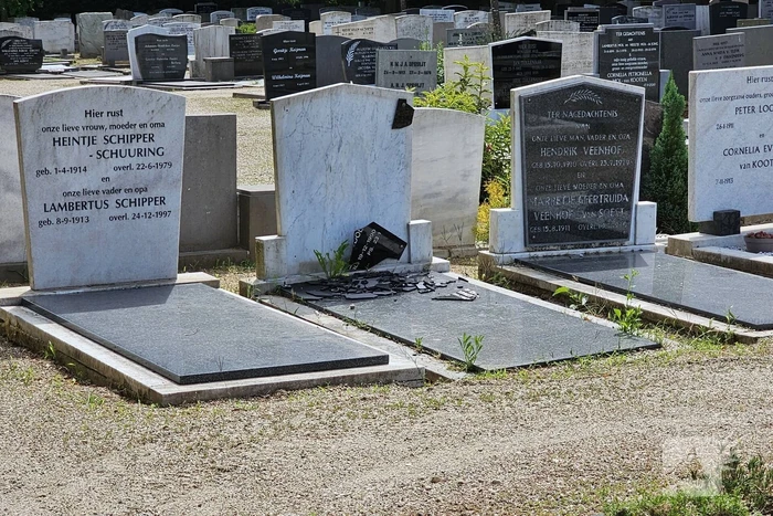 Meerdere graven vernield op begraafplaats