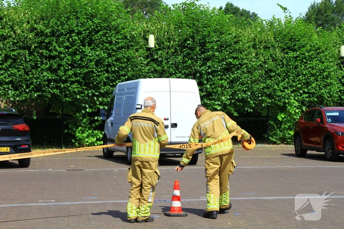 Brandweer doet onderzoek naar inhoud bestelbus