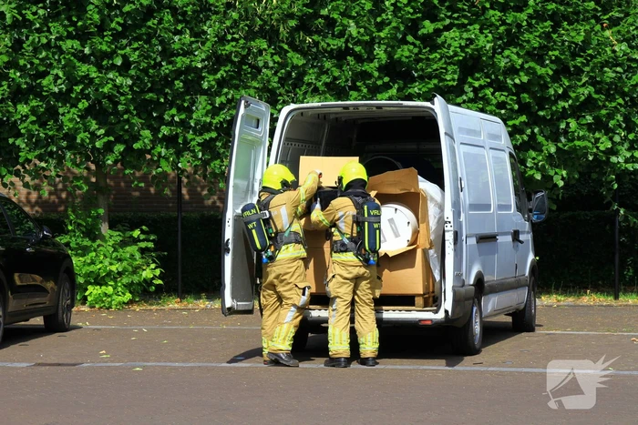 Brandweer doet onderzoek naar inhoud bestelbus
