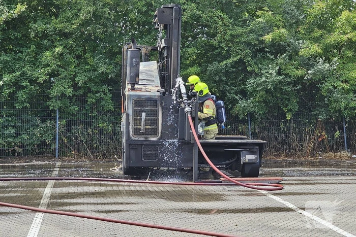 Brandweer blust brand in heftruck