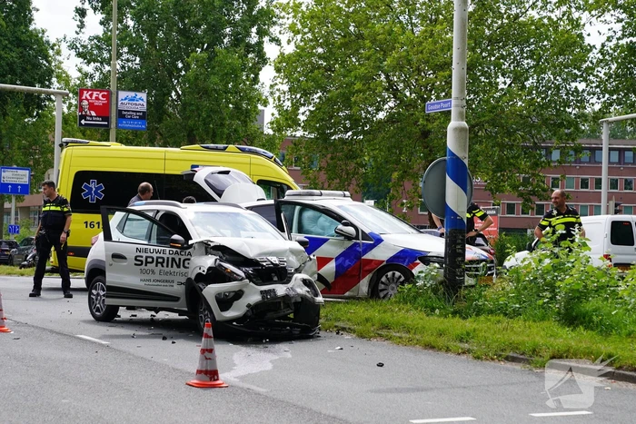 Politiewagen en personenwagen botsing op kruising