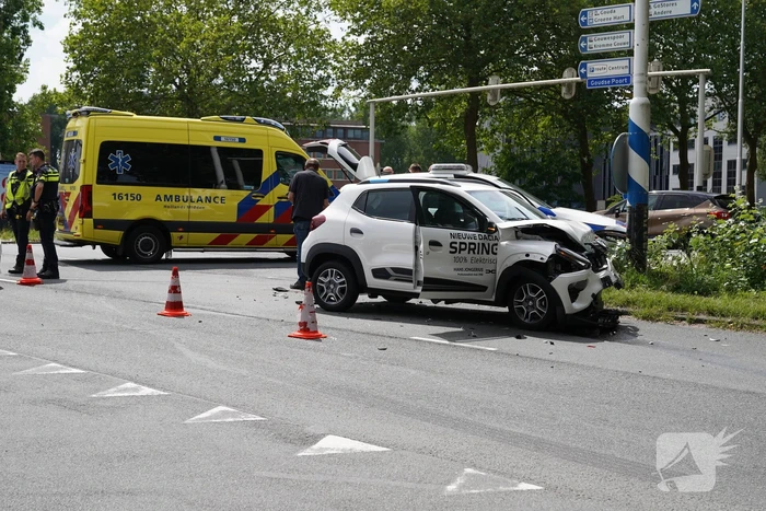 Politiewagen en personenwagen botsing op kruising
