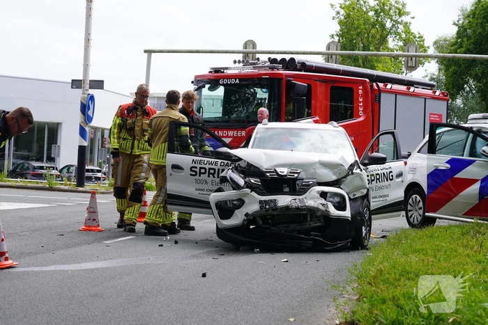 Politiewagen en personenwagen botsing op kruising