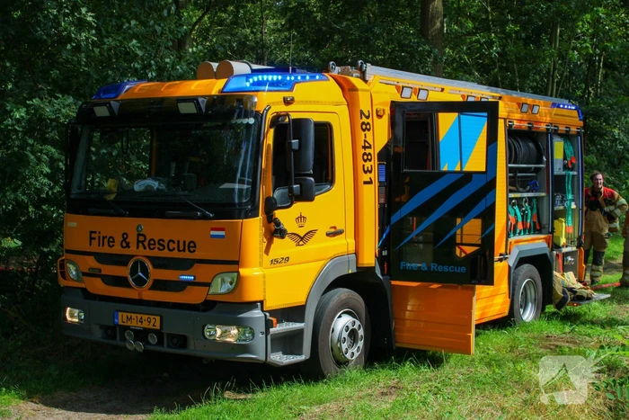 Militaire voertuig ingezet voor bestrijden van natuurbrand