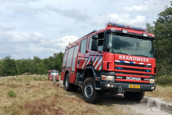 Militaire voertuig ingezet voor bestrijden van natuurbrand