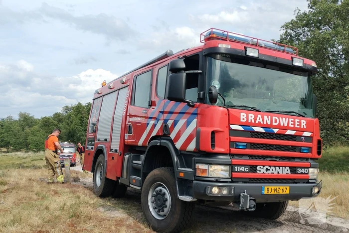 Militaire voertuig ingezet voor bestrijden van natuurbrand
