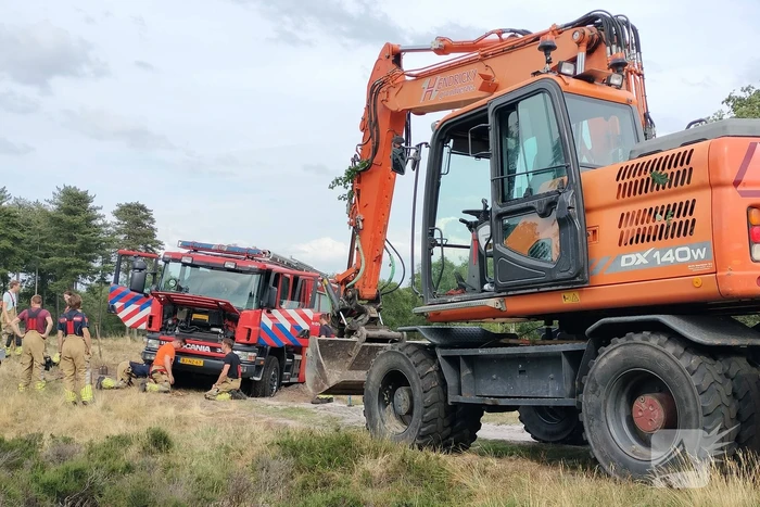 Militaire voertuig ingezet voor bestrijden van natuurbrand
