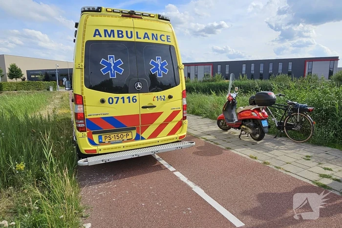 Fietser en scooterrijder botsen op fietspad