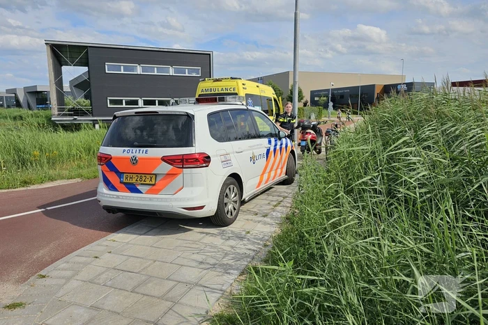 Fietser en scooterrijder botsen op fietspad