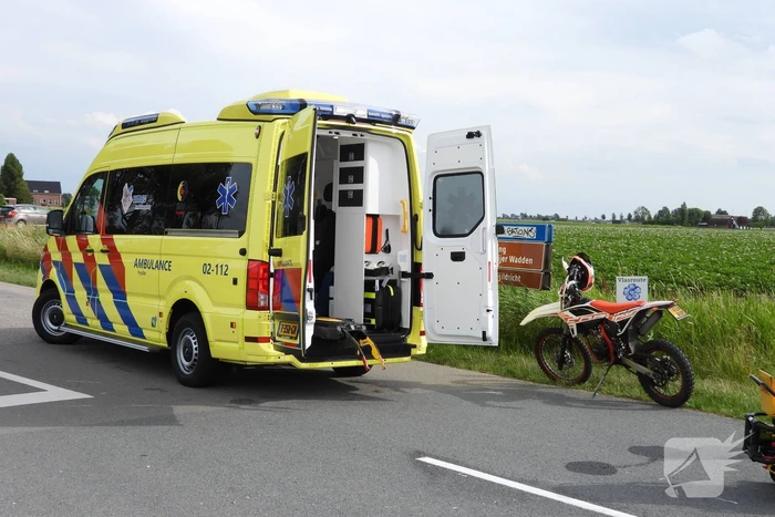 Automobilist ziet crossmotor over het hoofd