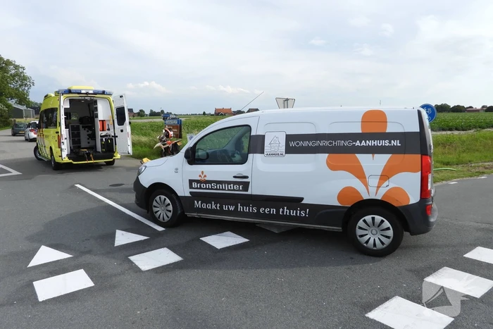 Automobilist ziet crossmotor over het hoofd