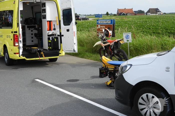Automobilist ziet crossmotor over het hoofd