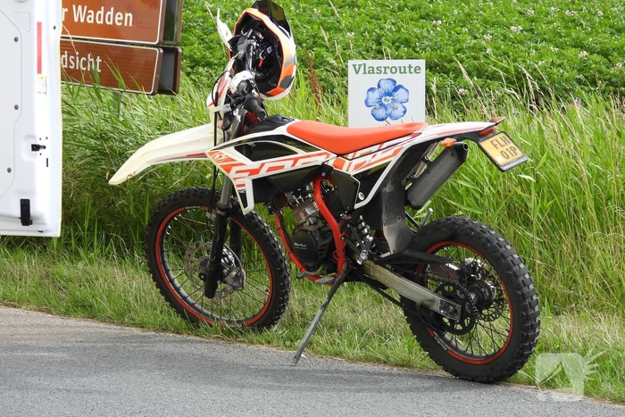 Automobilist ziet crossmotor over het hoofd