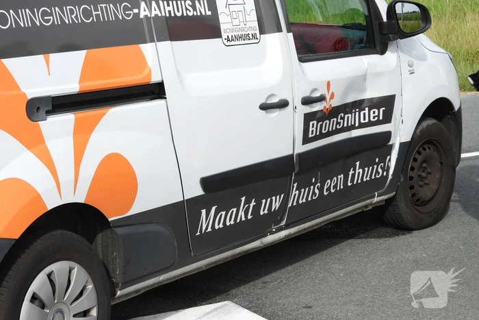 Automobilist ziet crossmotor over het hoofd