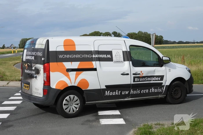 Automobilist ziet crossmotor over het hoofd