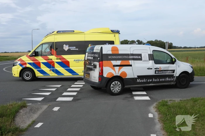 Automobilist ziet crossmotor over het hoofd