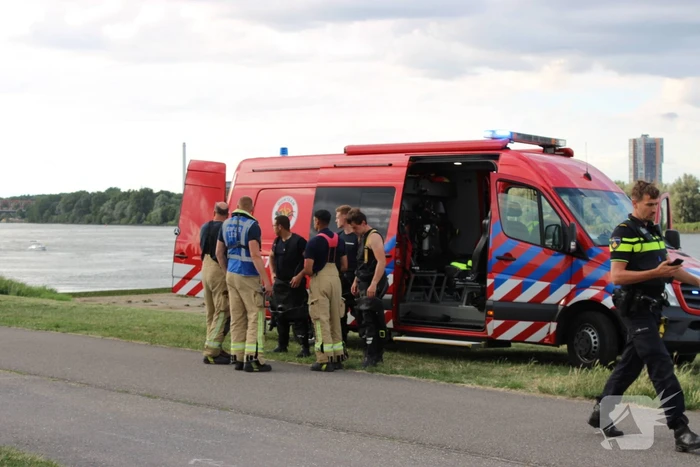 Grote inzet hulpdiensten na melding persoon te water