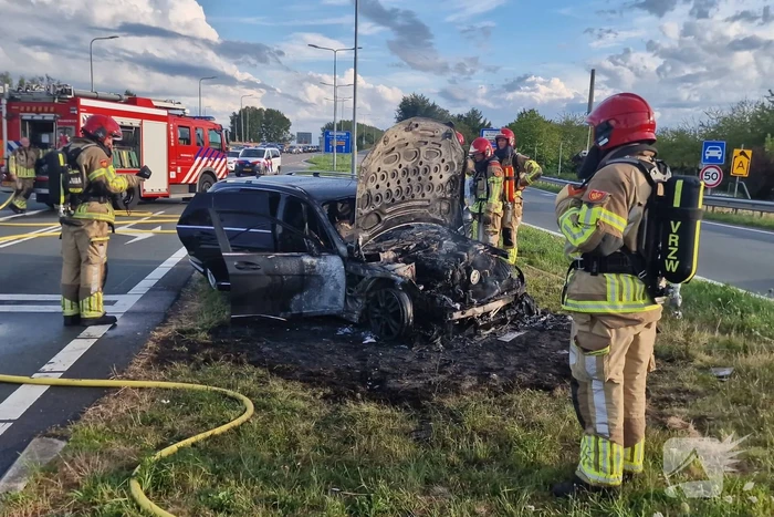 Personenwagen verwoest door brand