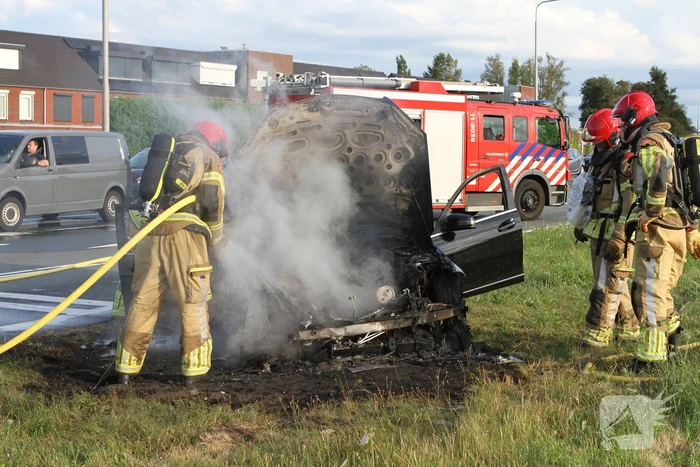 Personenwagen verwoest door brand