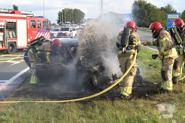 Personenwagen verwoest door brand