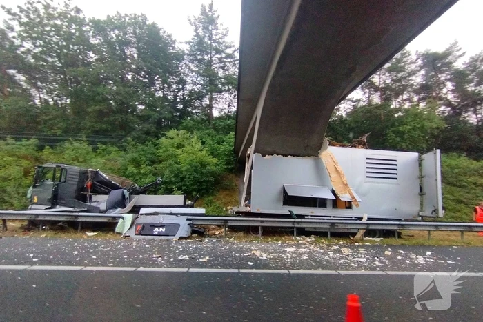 Enorme schade nadat vrachtwagen tegen viaduct rijdt