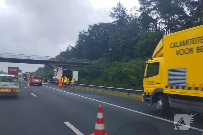 Enorme schade nadat vrachtwagen tegen viaduct rijdt