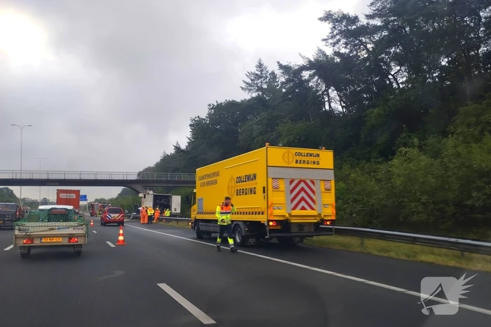 Enorme schade nadat vrachtwagen tegen viaduct rijdt