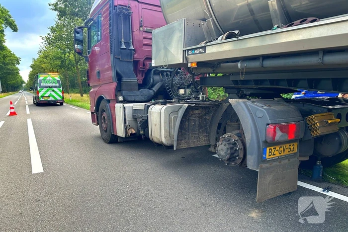 Vrachtwagen verliest wiel en veroorzaakt ongeluk