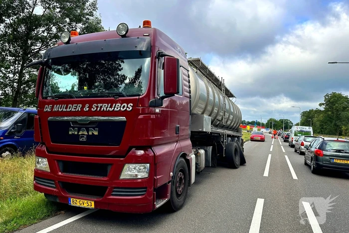 Vrachtwagen verliest wiel en veroorzaakt ongeluk