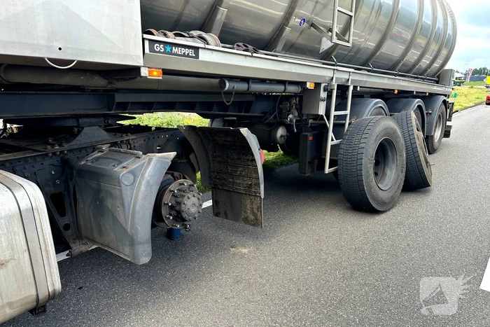 Vrachtwagen verliest wiel en veroorzaakt ongeluk