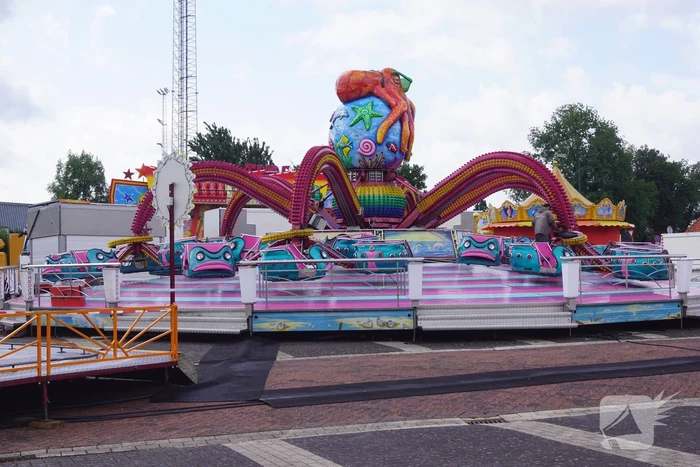 Opbouw kermis vissersdorp in volle gang