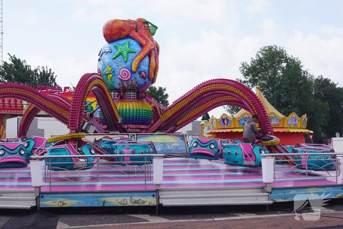 Opbouw kermis vissersdorp in volle gang