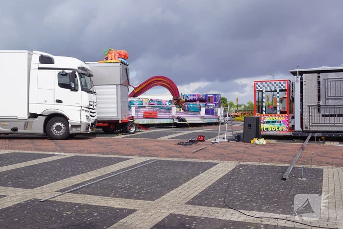 Opbouw kermis vissersdorp in volle gang