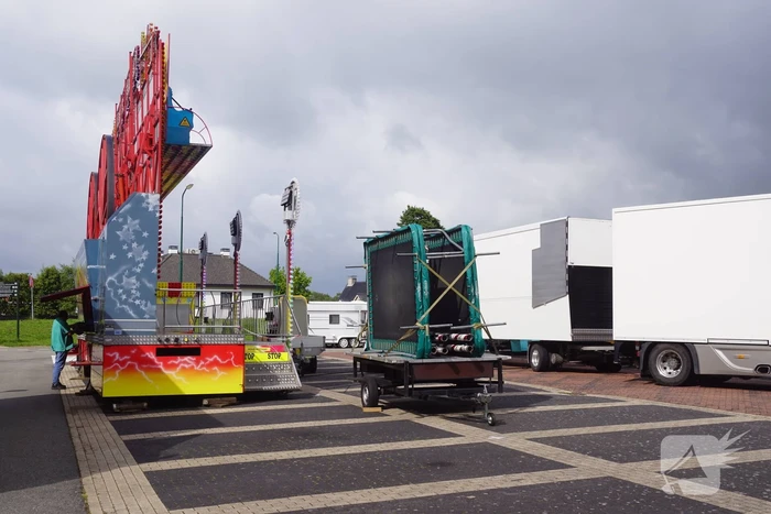 Opbouw kermis vissersdorp in volle gang