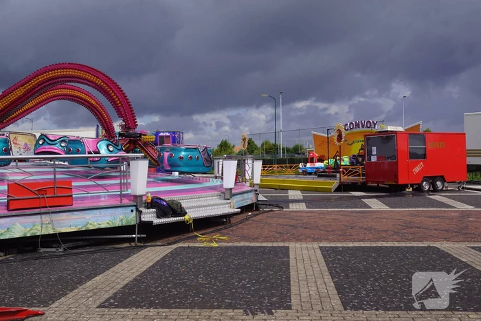 Opbouw kermis vissersdorp in volle gang