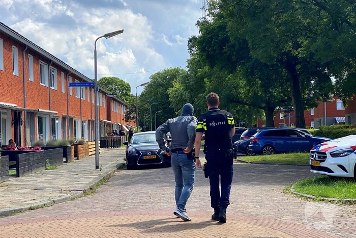 Arrestatieteam maakt zich klaar voor inval in woning